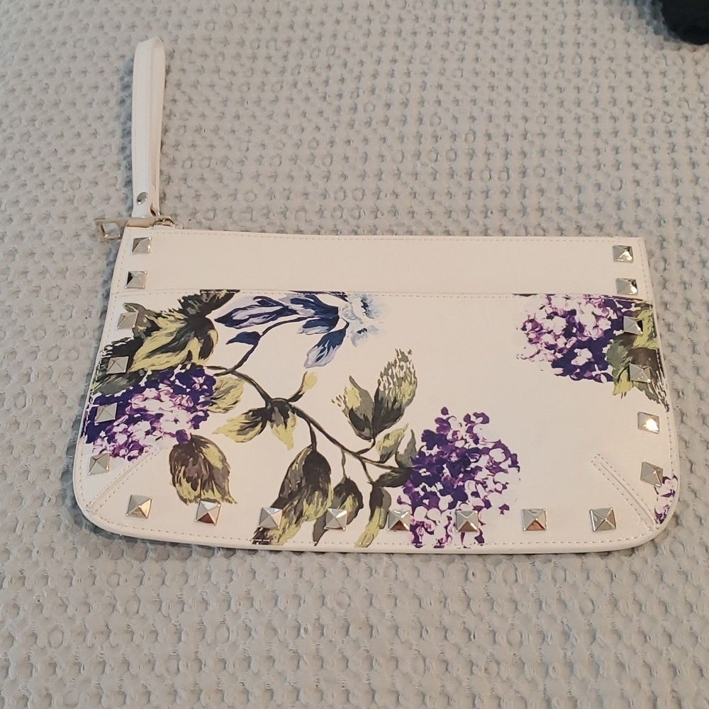 White House Black Market Hydrangea beautiful wristlet NWOT